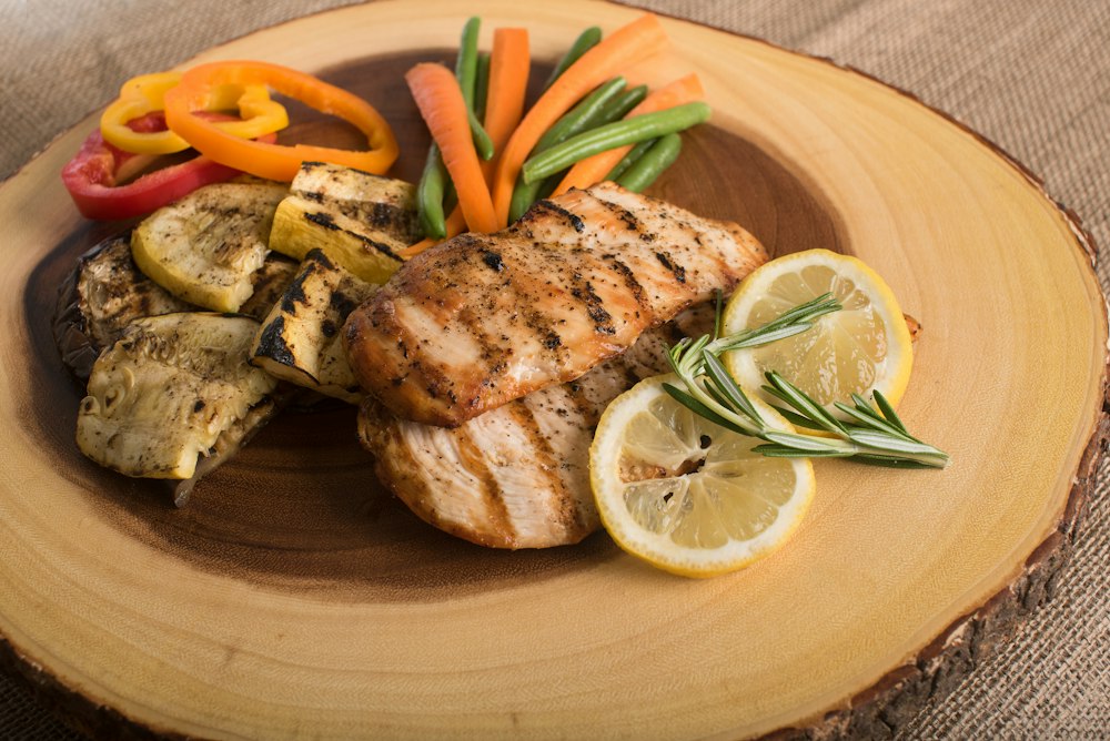 Poulet doré accompagné de citron et d’herbes